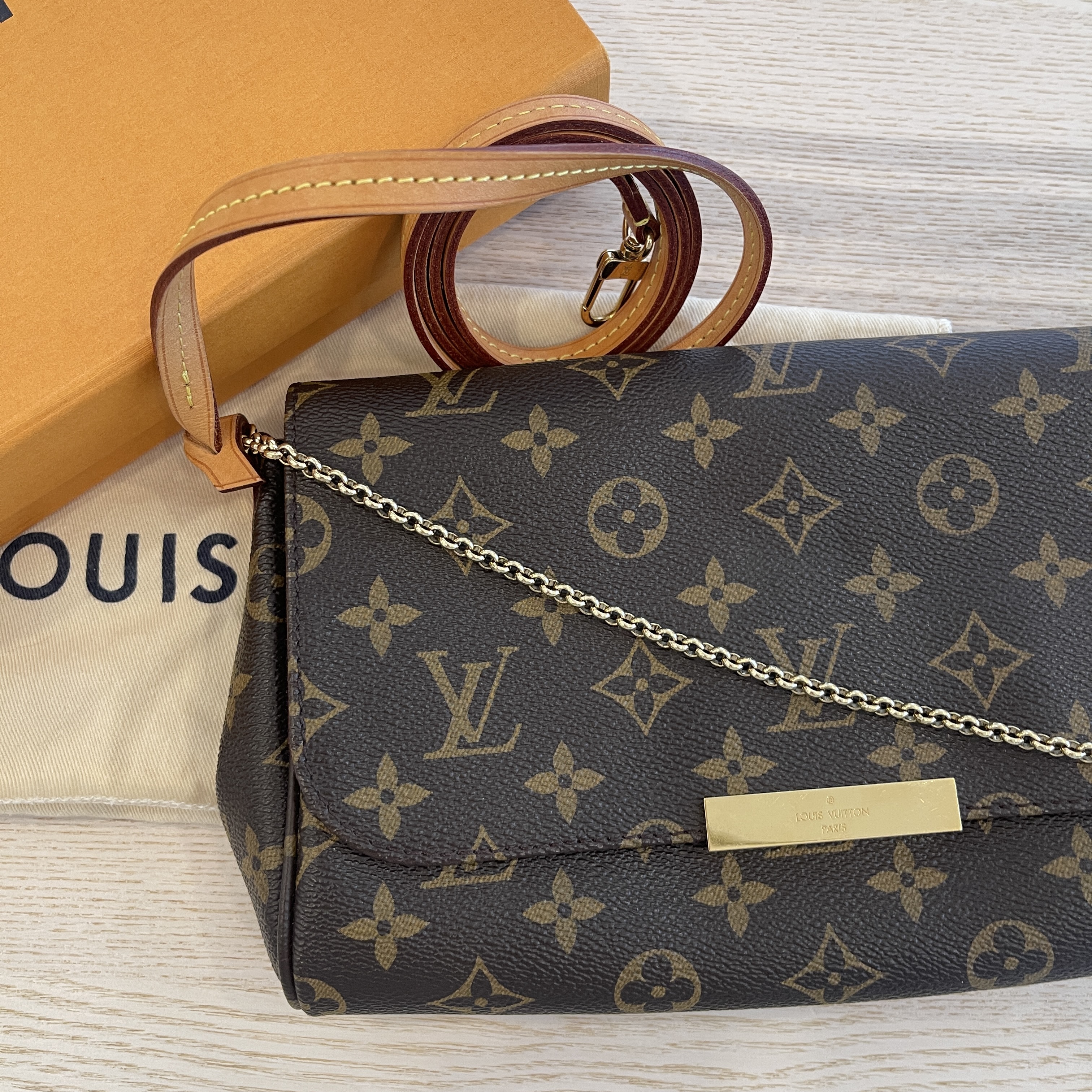 Louis Vuitton - Louis Vuitton Favorite MM - With LV Receipt on