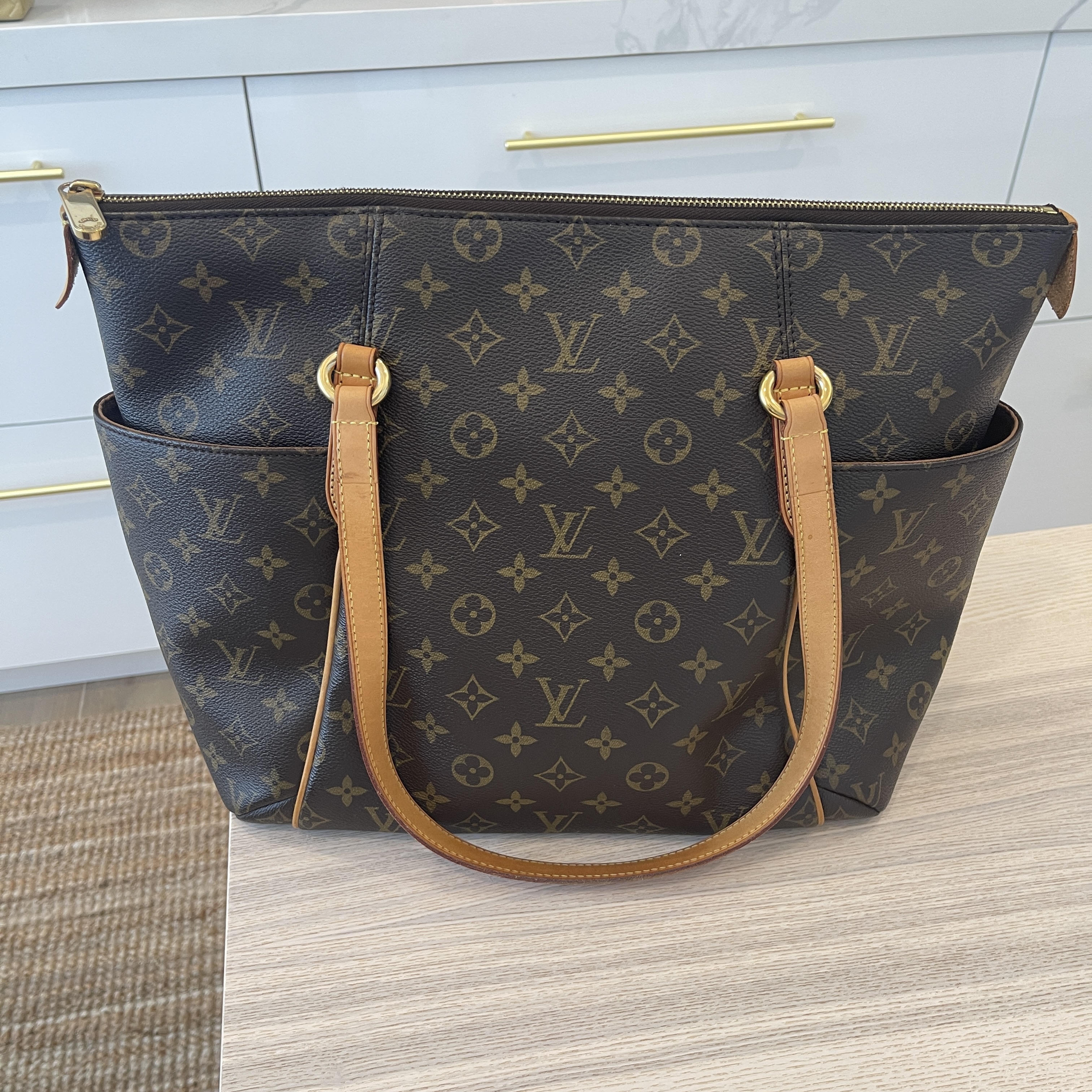 100% Authentic Louis Vuitton Totally MM (Lg size)