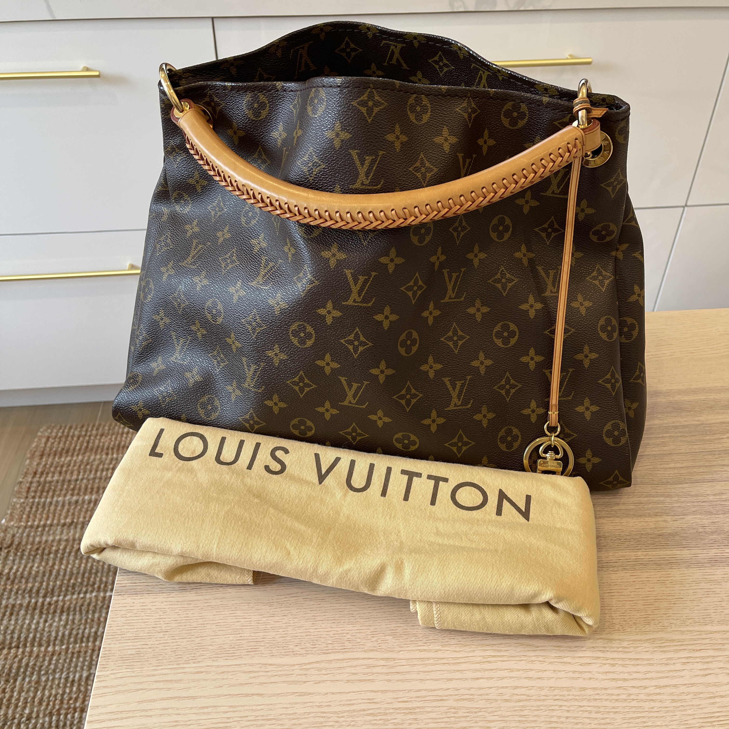 Louis Vuitton Artsy MM Replica Review - Purse Hero 