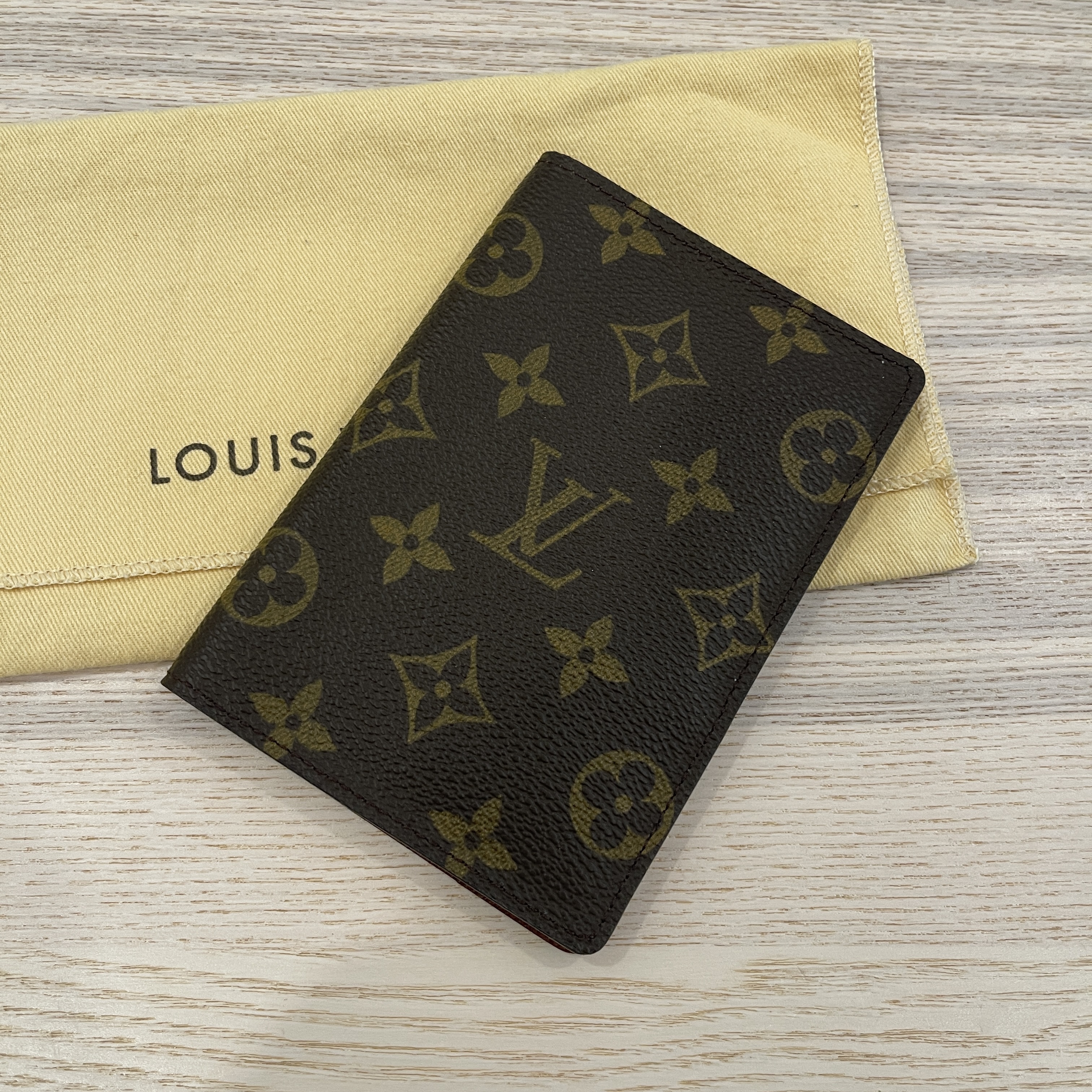 100% Authentic Louis Vuitton Monogram Passport Cover
