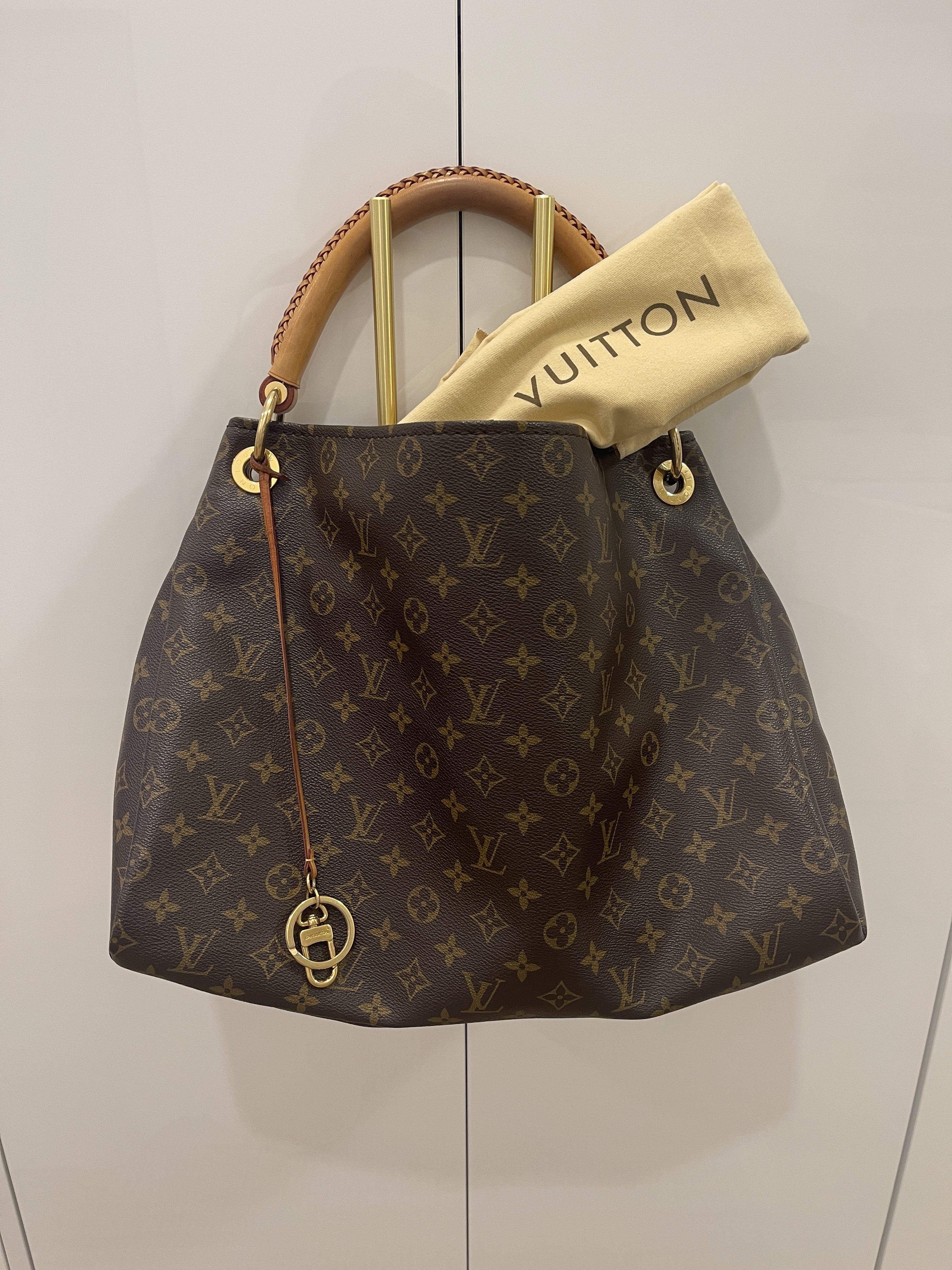 Louis Vuitton Monogram Canvas Artsy MM Shoulder Bag (SHF-q9Acva) – LuxeDH