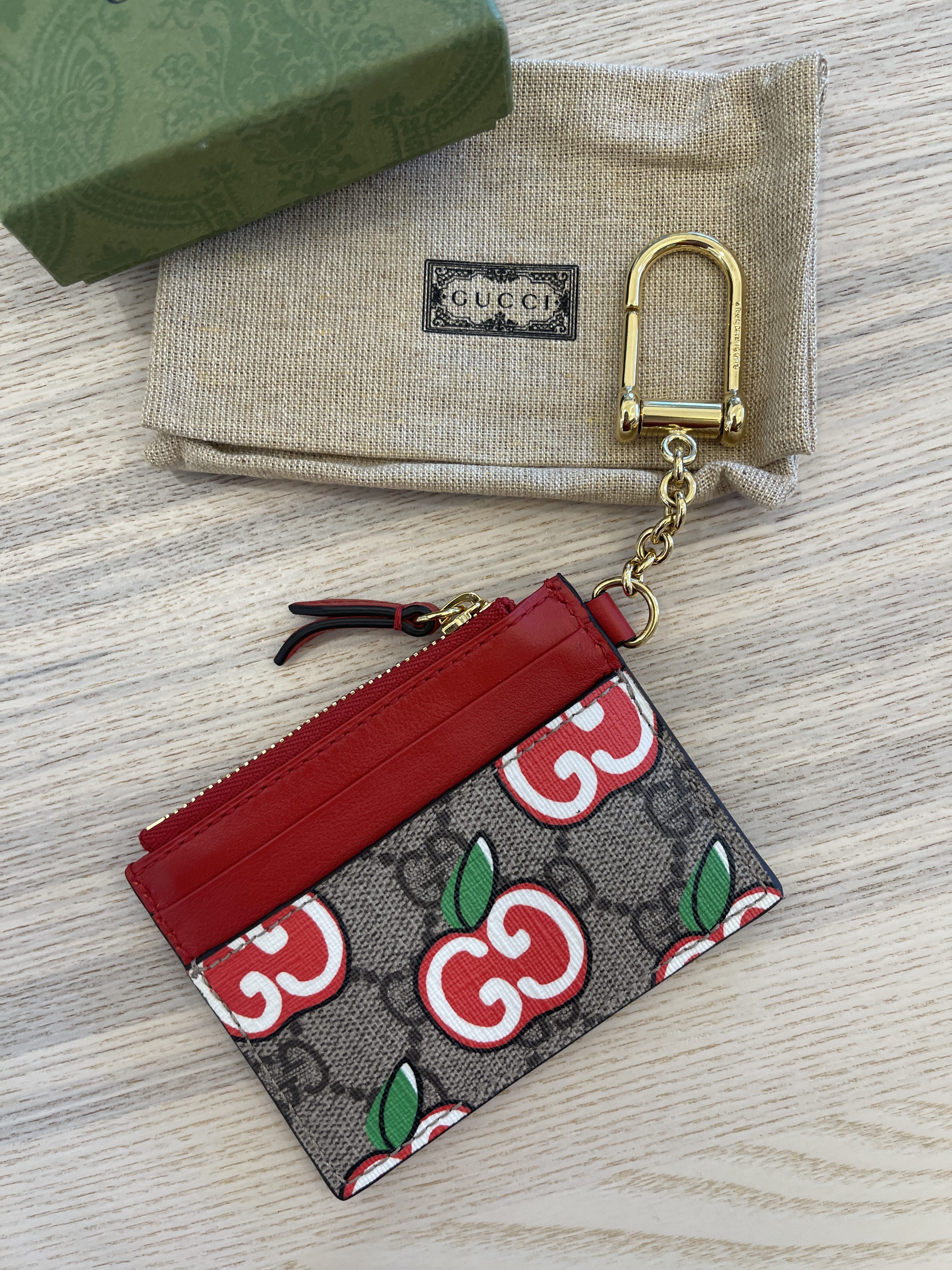Gucci Keychain Wallet With GG Apple Print in Natural | Lyst