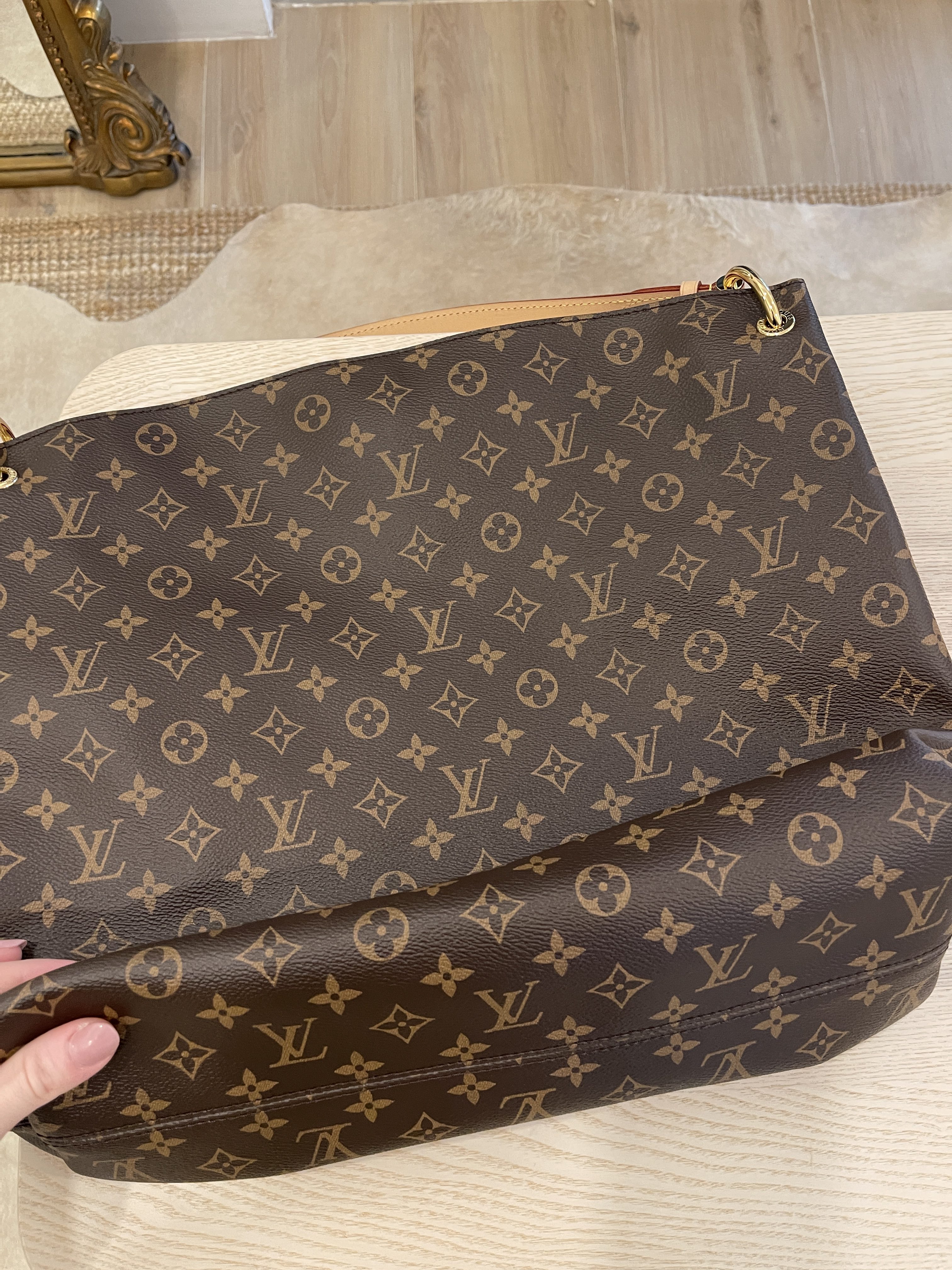 Naughtipidgins Nest - New* Louis Vuitton Graceful MM in Monogram Beige. RRP  £1,100. A curvy, soft sided, everyday bag, its capacious yet light & just  so easy to use. Wear the front