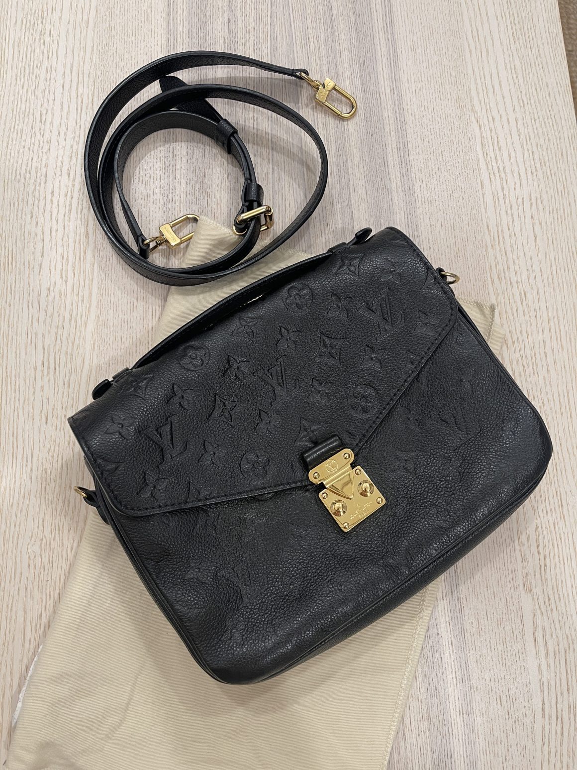 LOUIS VUITTON Empreinte Pochette Metis Black 183333