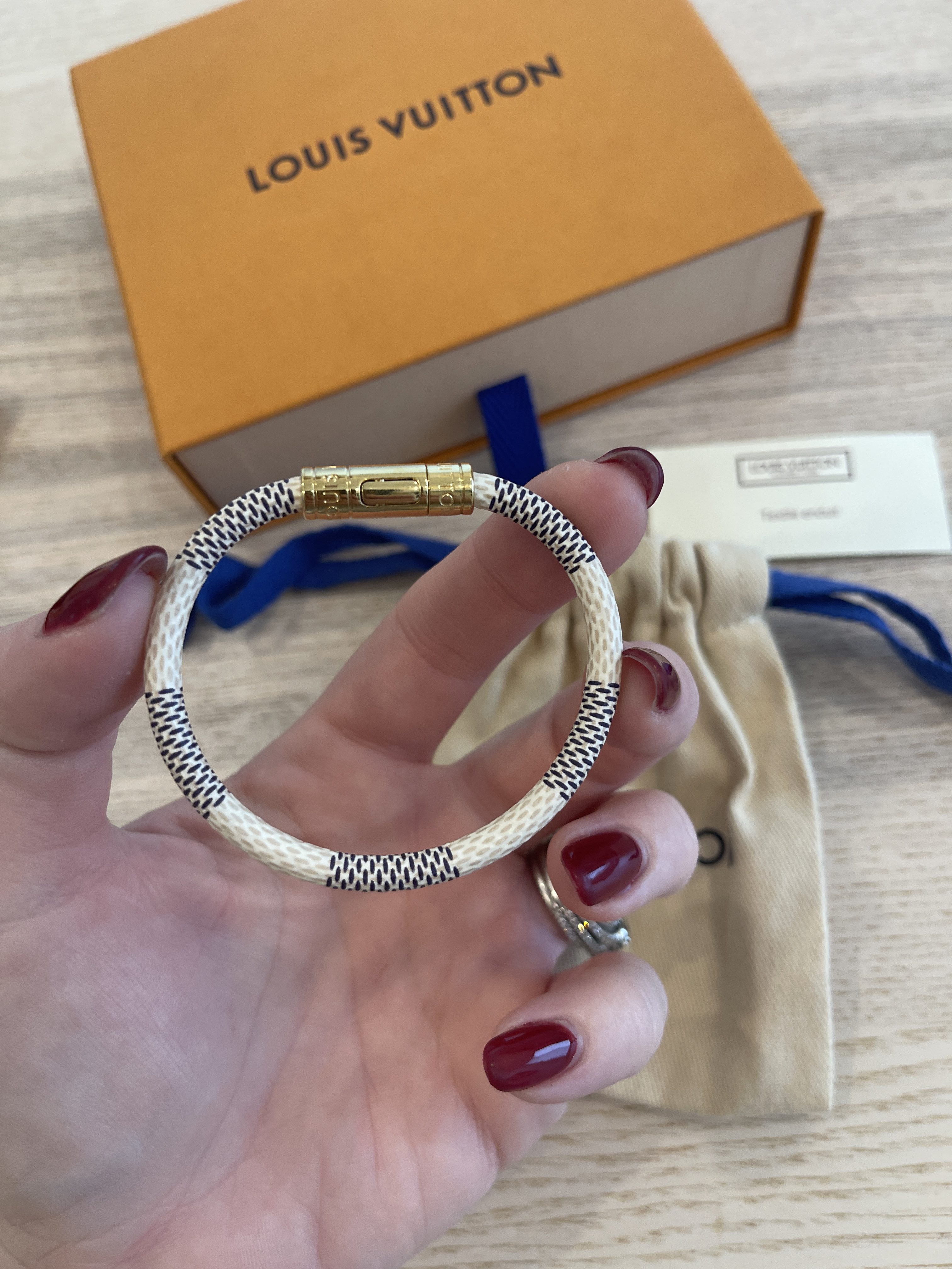 Shop Louis Vuitton DAMIER AZUR Keep it bracelet (M6140E) by SkyNS