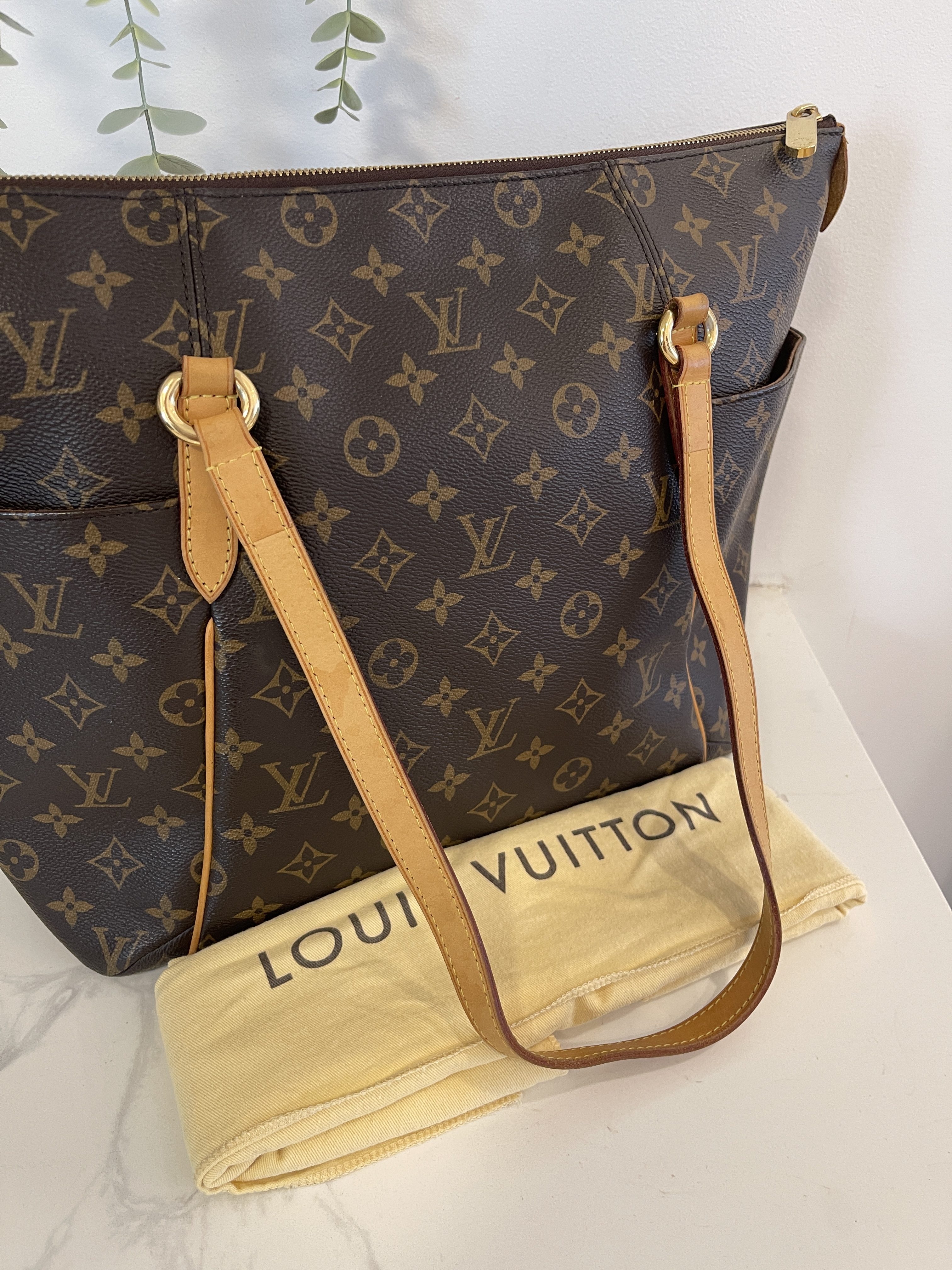 Louis Vuitton Louis Vuitton Totally MM Monogram Canvas Shoulder Bag