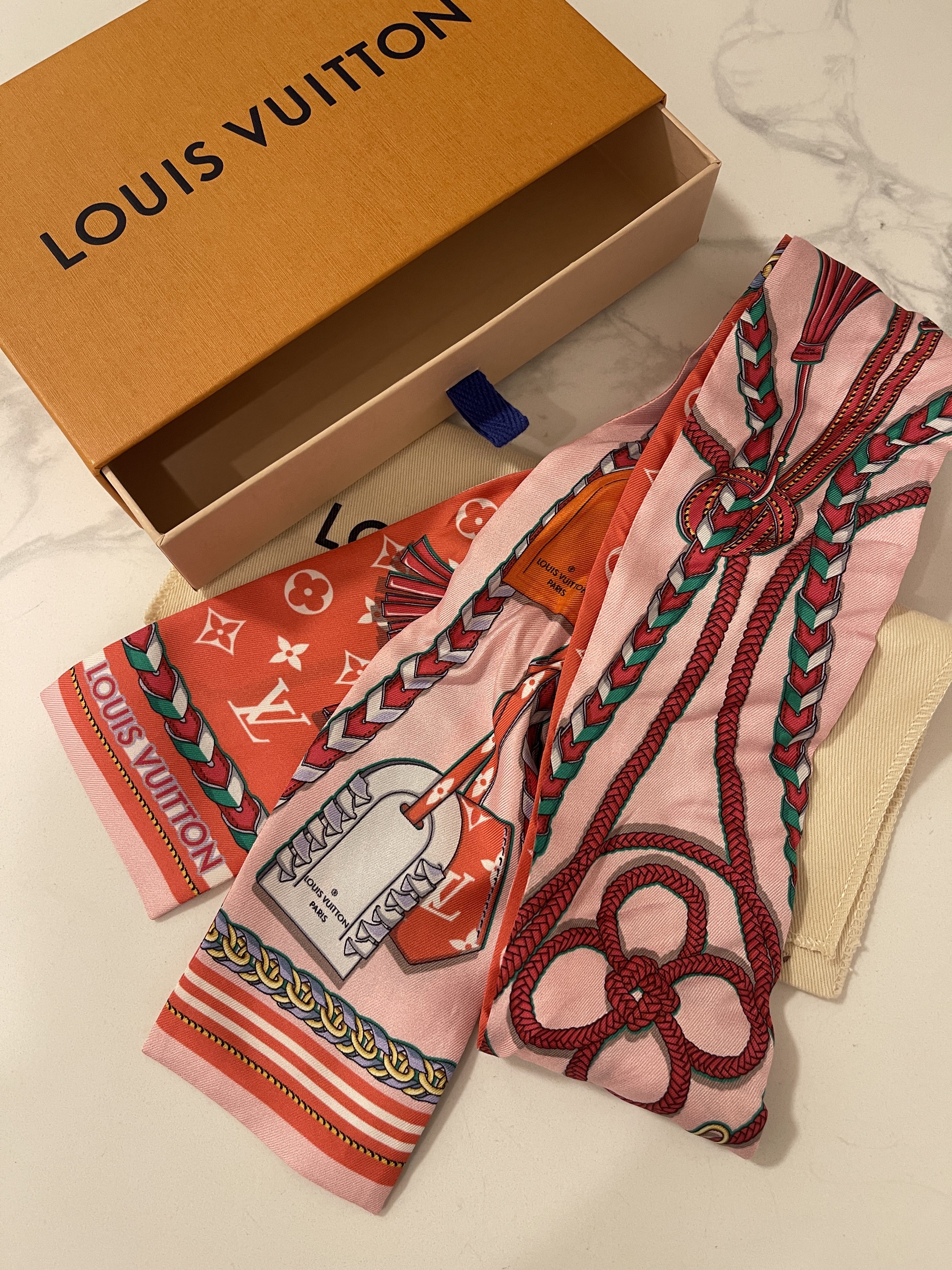 Louis Vuitton Monogram Chain Lock Bandeau Pink Silk ref.796283 - Joli Closet