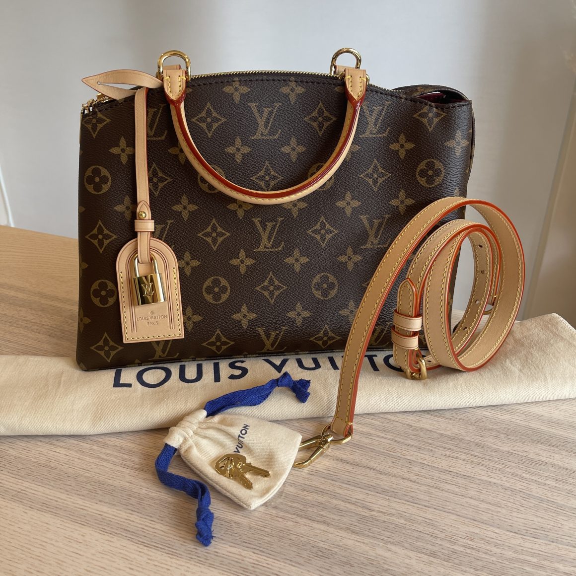 Lot - A handbag marked Louis Vuitton (Petit Palais) with pink handle  protecting scarf
