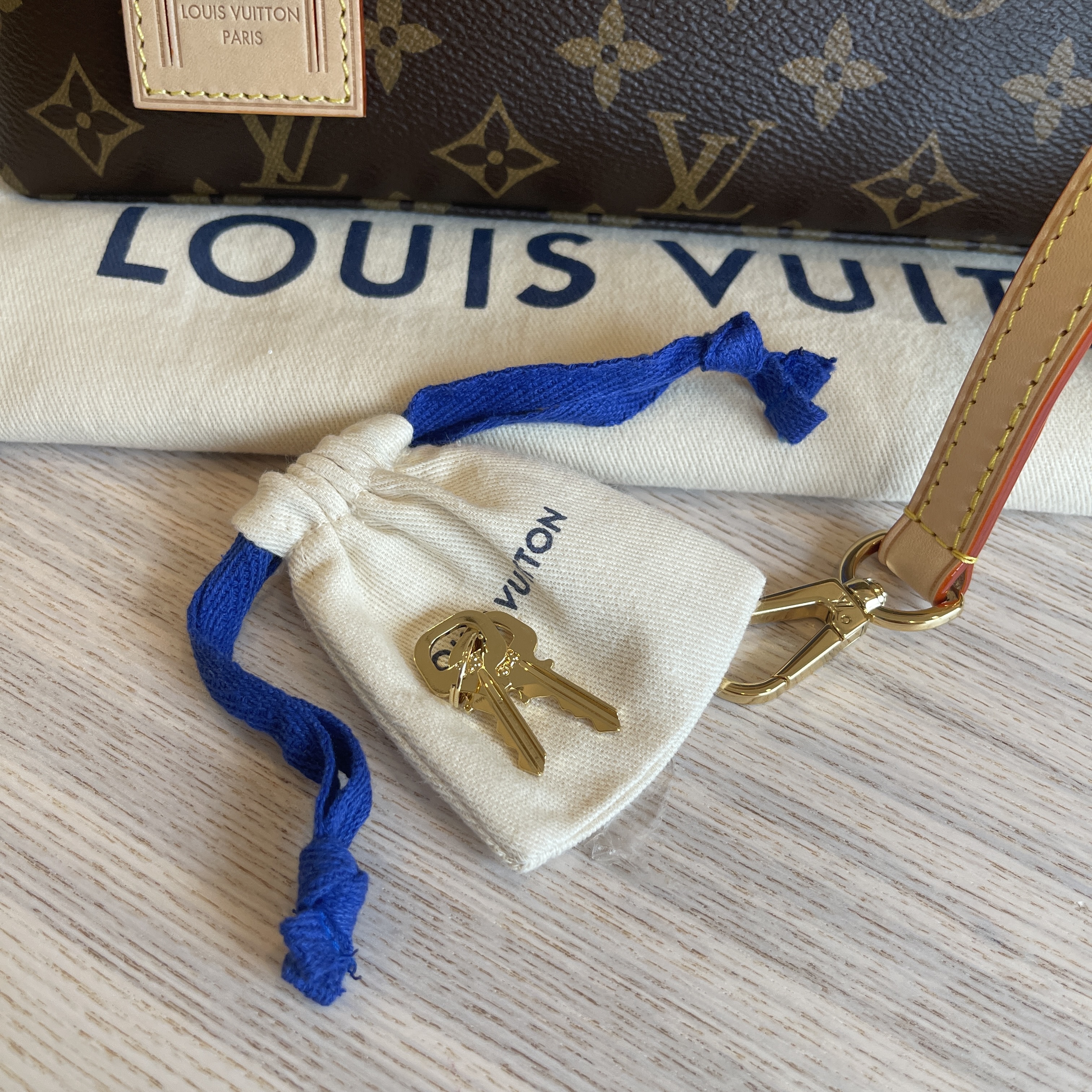 Lot - A handbag marked Louis Vuitton (Petit Palais) with pink
