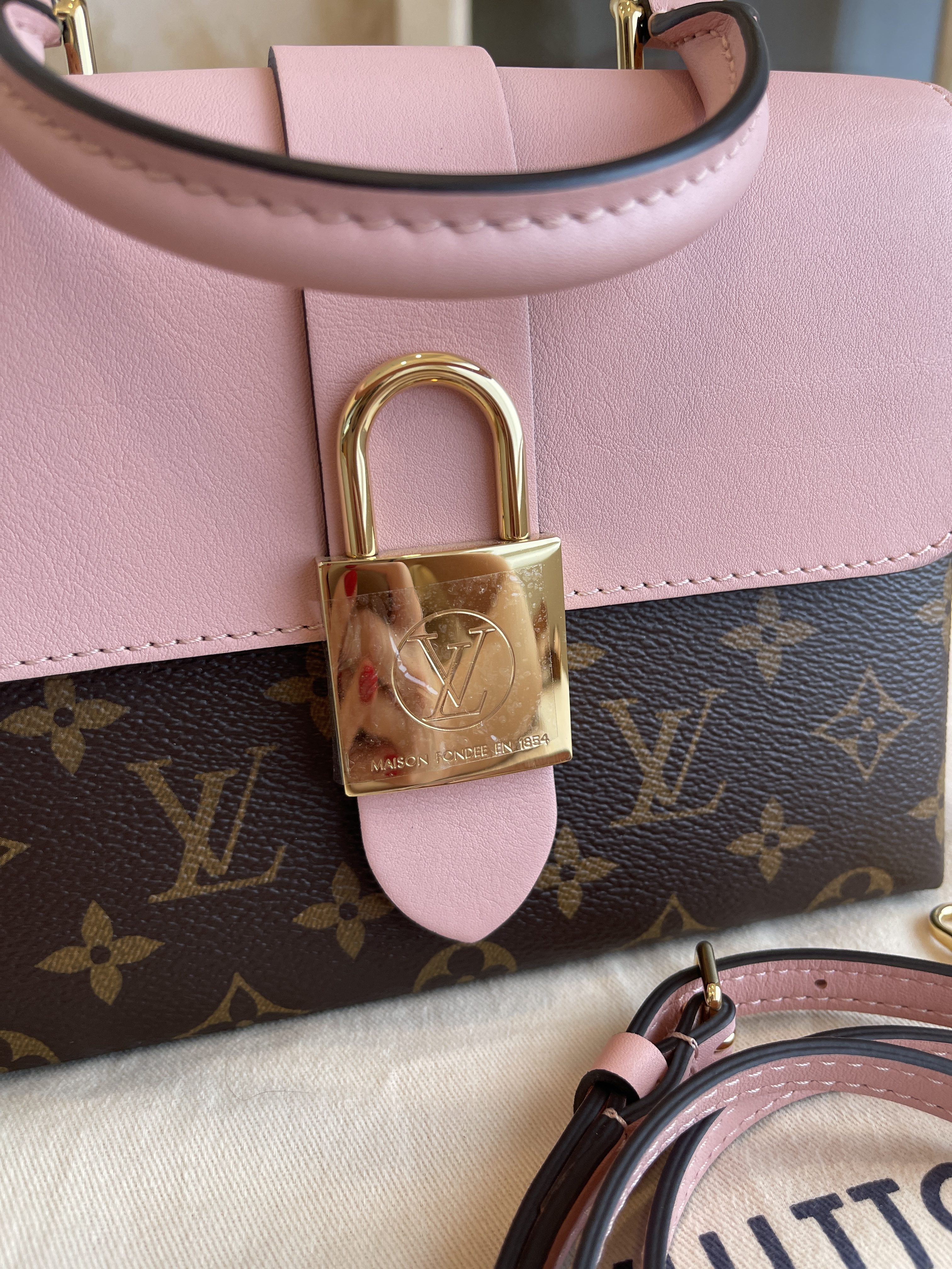 Louis Vuitton Rose Poudre Lockmeto | Luxury GoRound