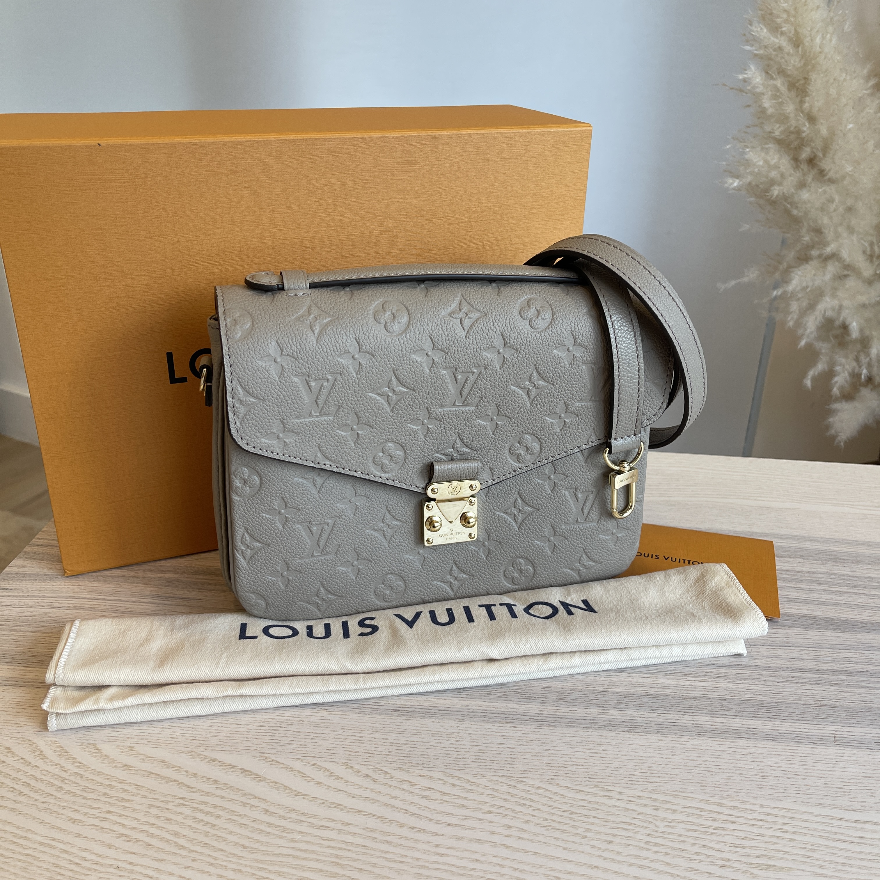 REFERENCE] Authentic Louis Vuitton Pochette Metis Turtledove with