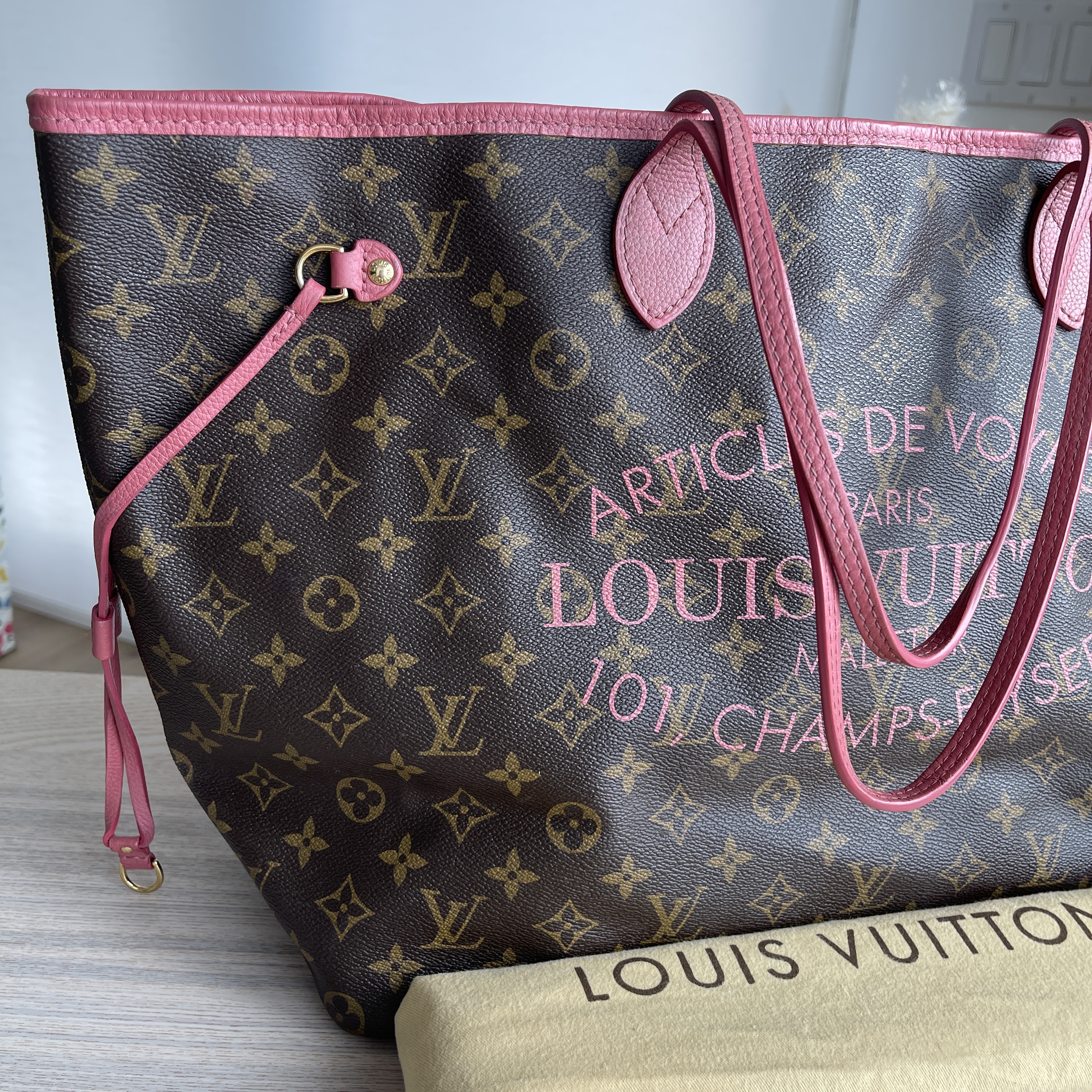 Sold at Auction: Louis Vuitton, LOUIS VUITTON ARTICLE DE VOYAGE NEVERFULL  ROSES