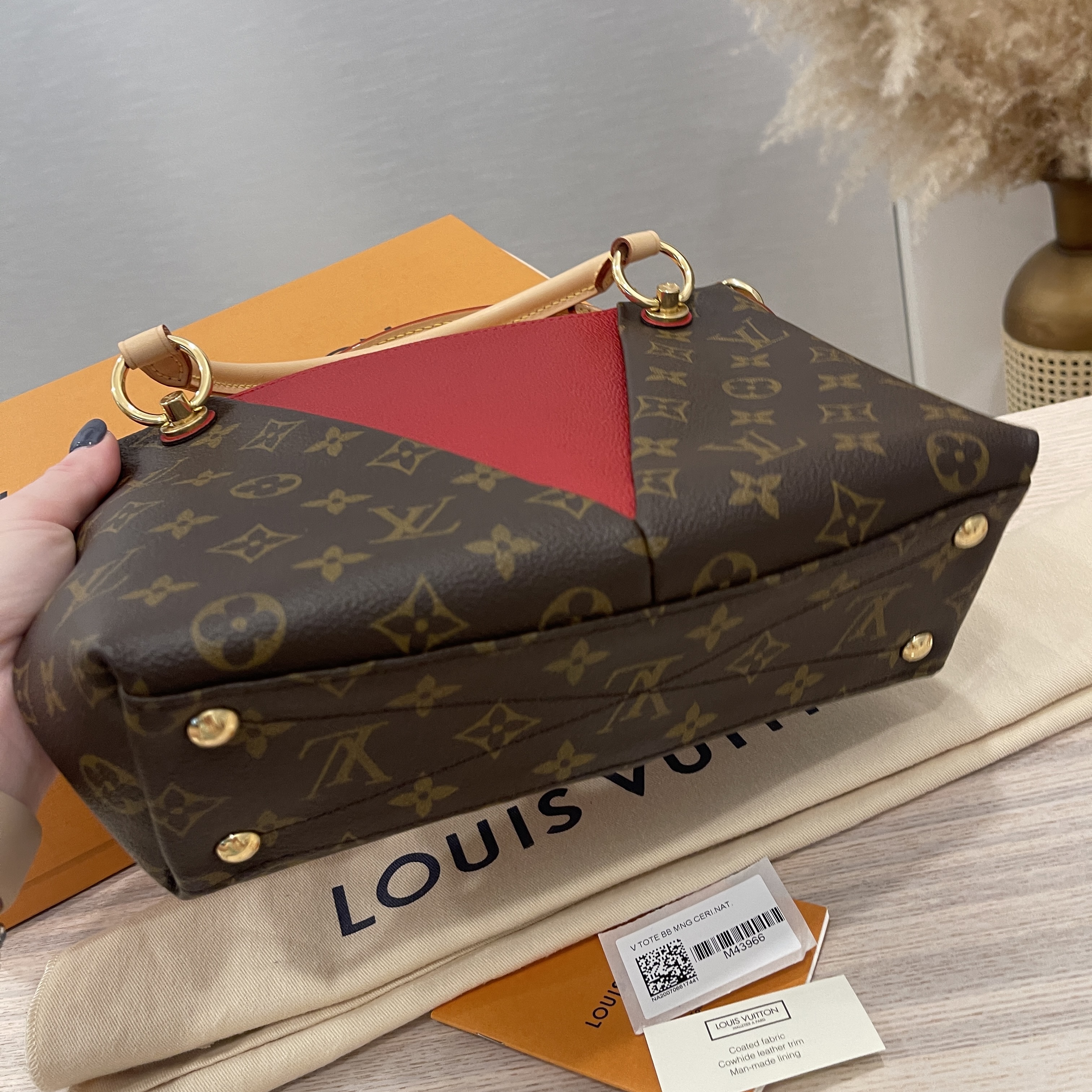 Louis Vuitton V Tote BB Monogram Black - LVLENKA Luxury Consignment
