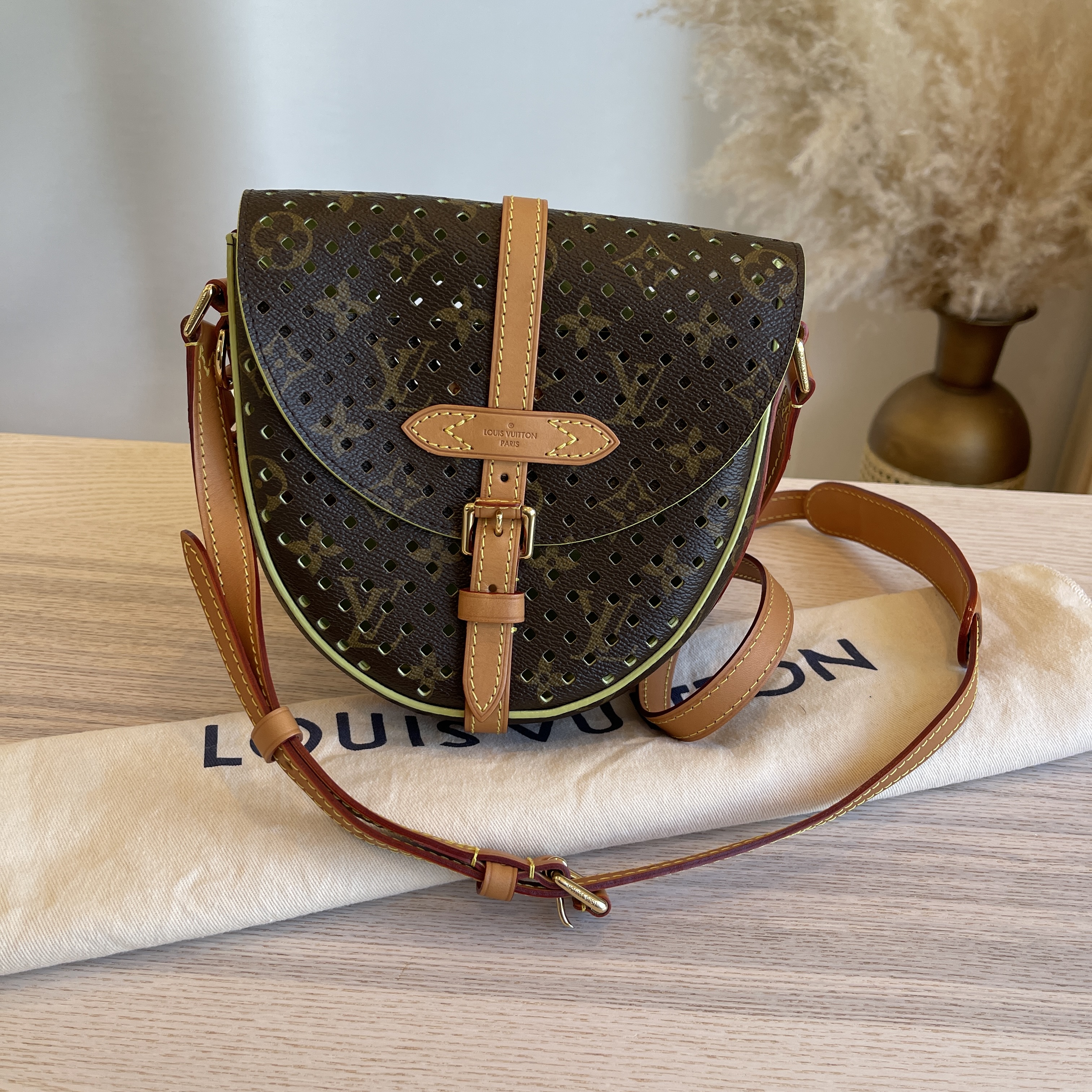 ✨️Beautiful Condition  ✨️ Authentic Louis Vuitton Chantilly MM in 2023