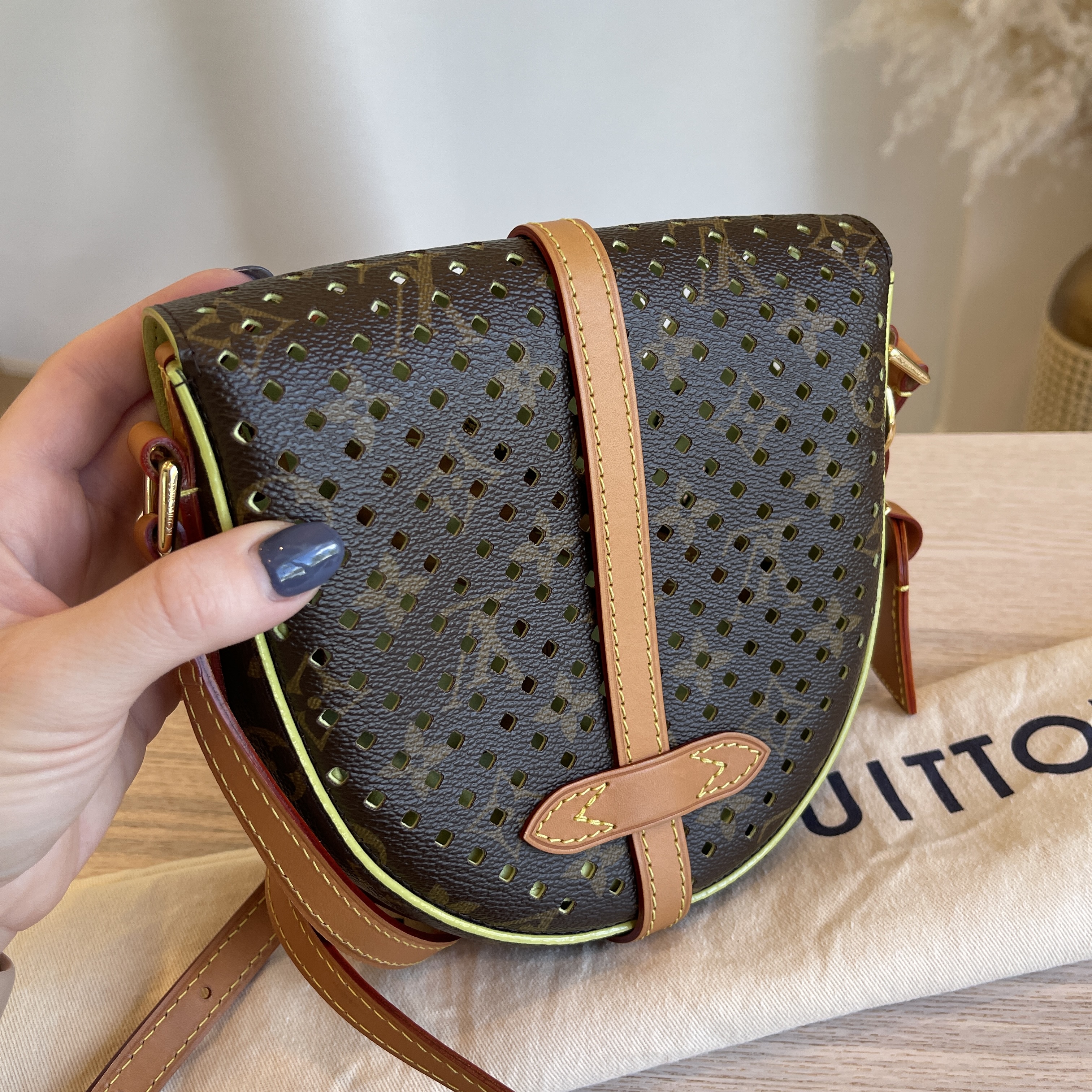 Buy Louis Vuitton Flore Chantilly Handbag Perforated 2188002