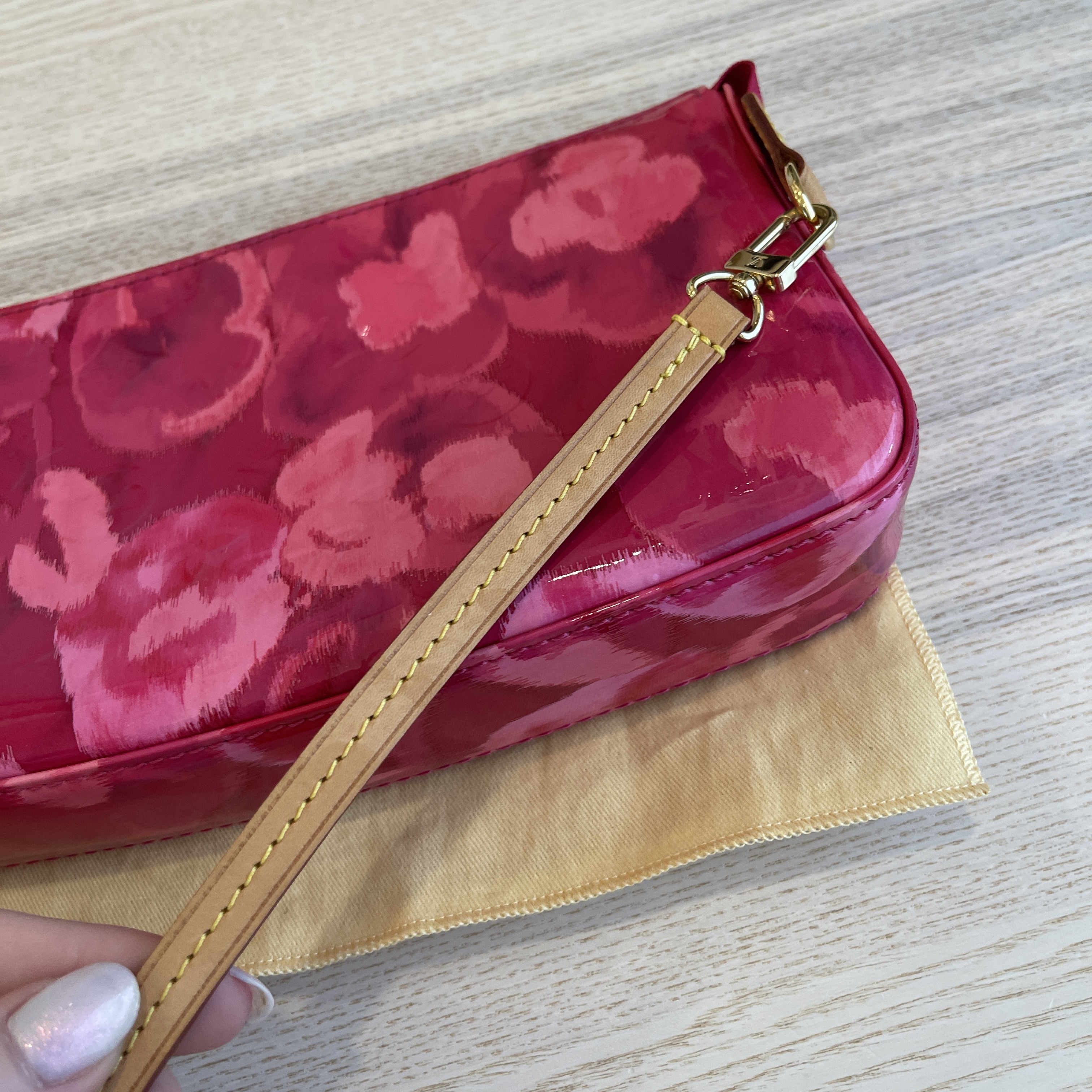 LOUIS VUITTON Vernis Ikat Flower Pochette Accessoires Pink M90041