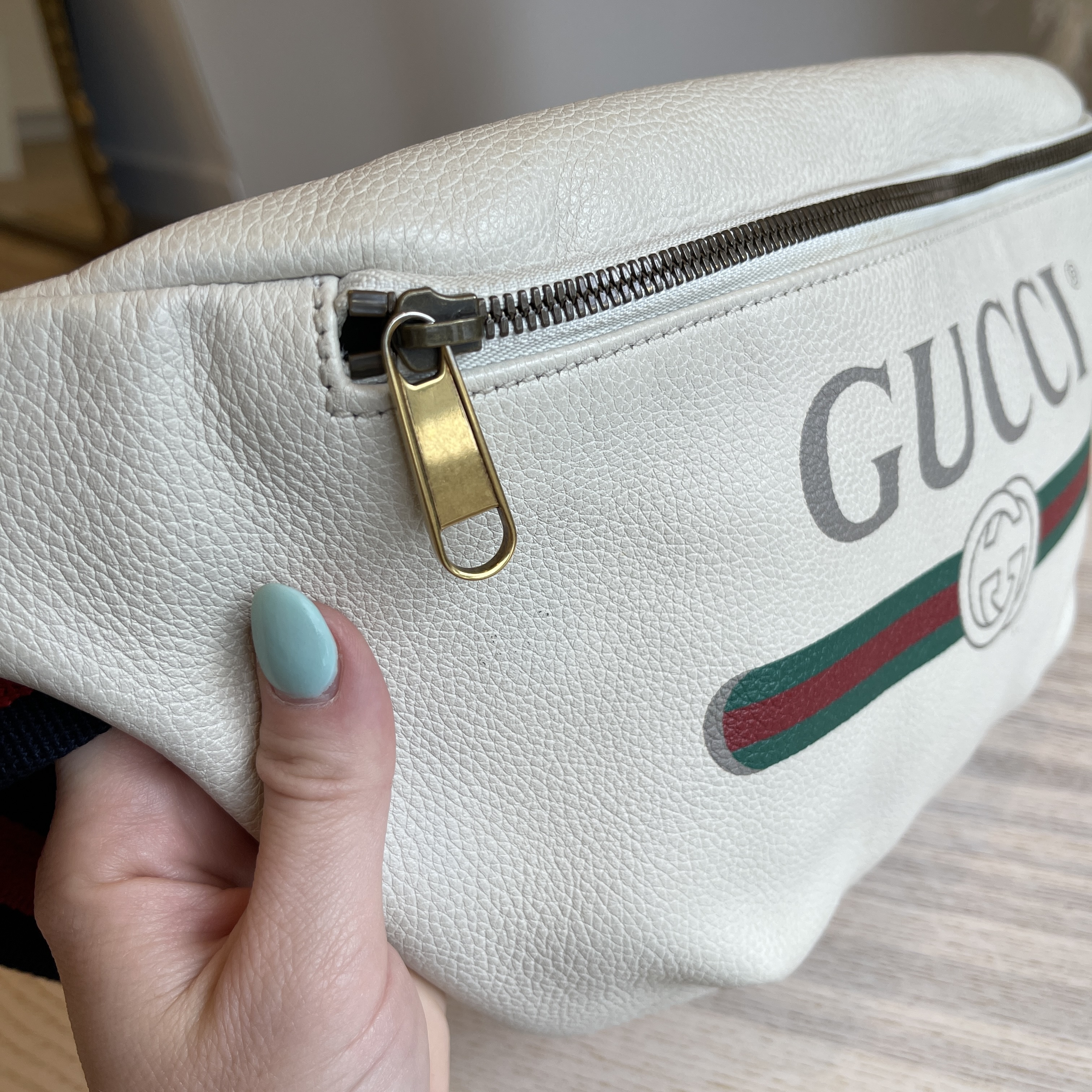 GUCCI Grained Calfskin Small Logo Belt Bag White 1106873