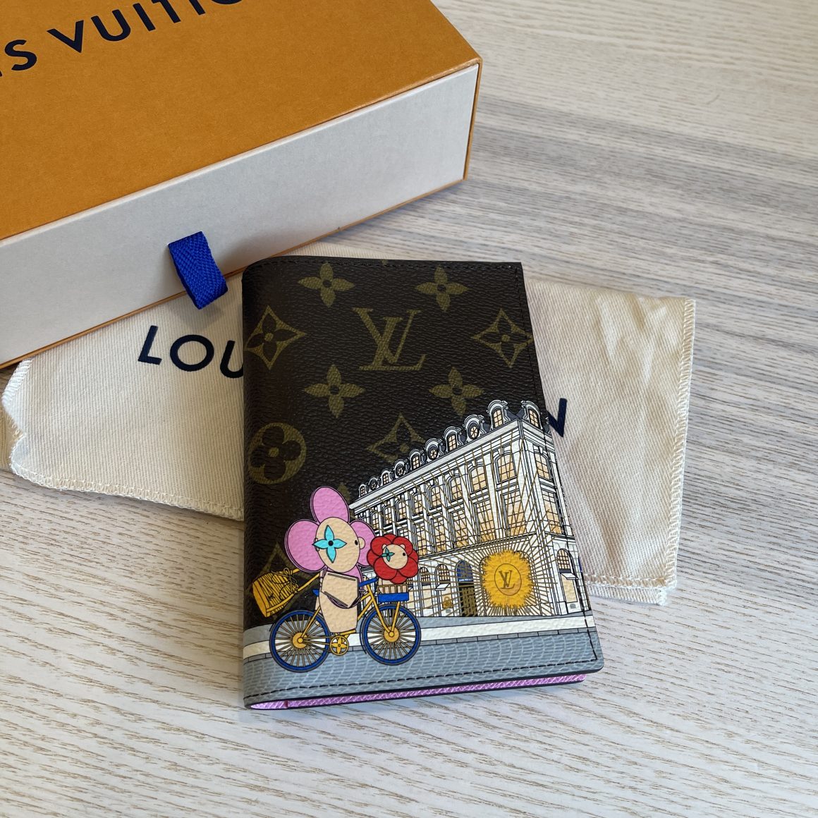 Louis Vuitton M81614 Monogram Jaune Passport Cover Wallet Christmas  Animation 2022-New York
