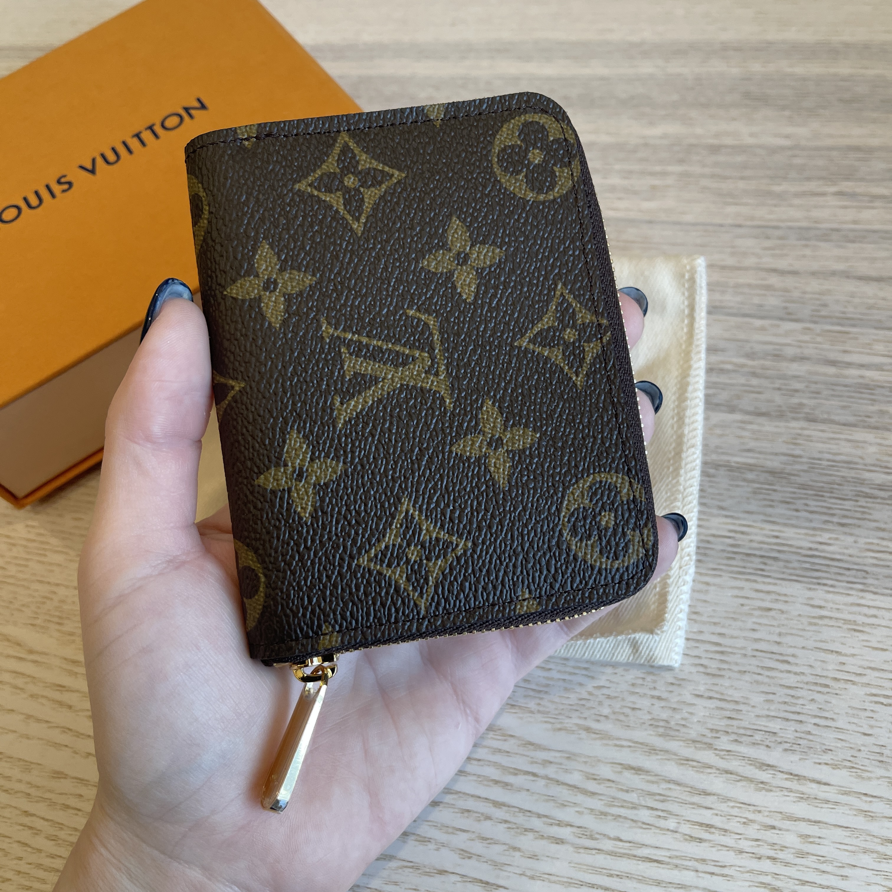 COMPARISON BETWEEN AUTHENTIC AND FAKE LOUIS VUITTON ZIPPY COIN