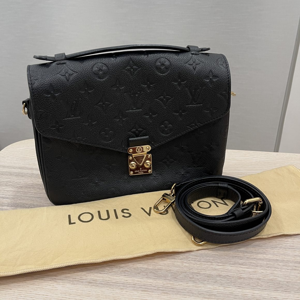 Louis Vuitton Pochette Metis in Noir with bandeau.. #Designerhandbags