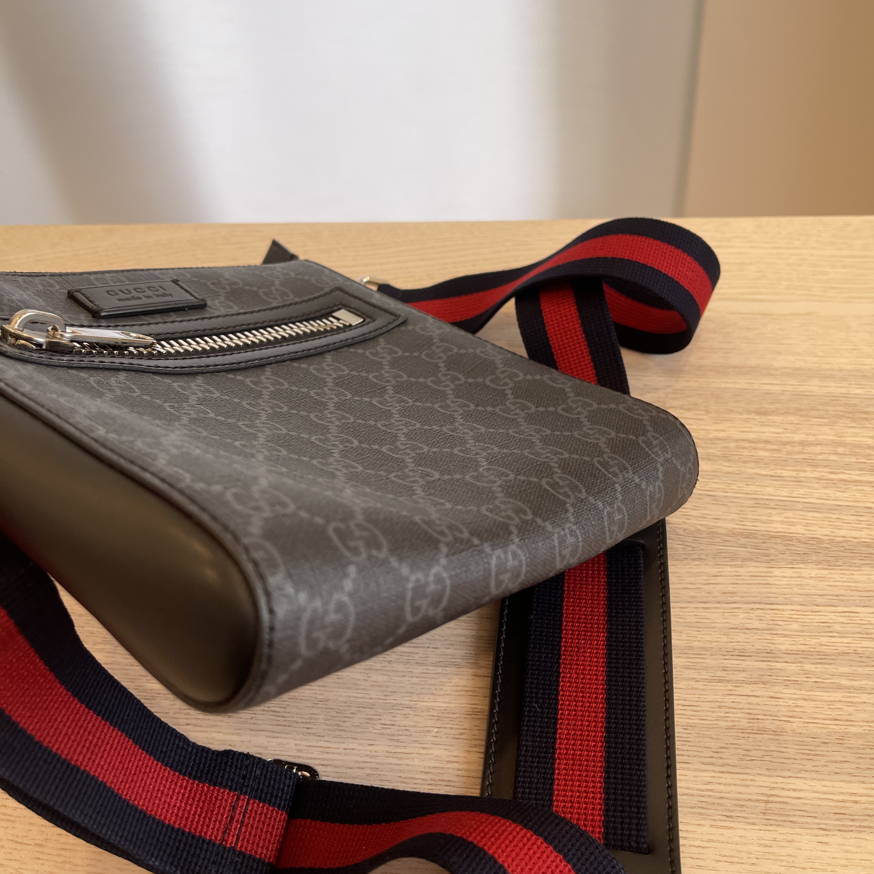 Gucci messenger bag mens authentic used a handful of times