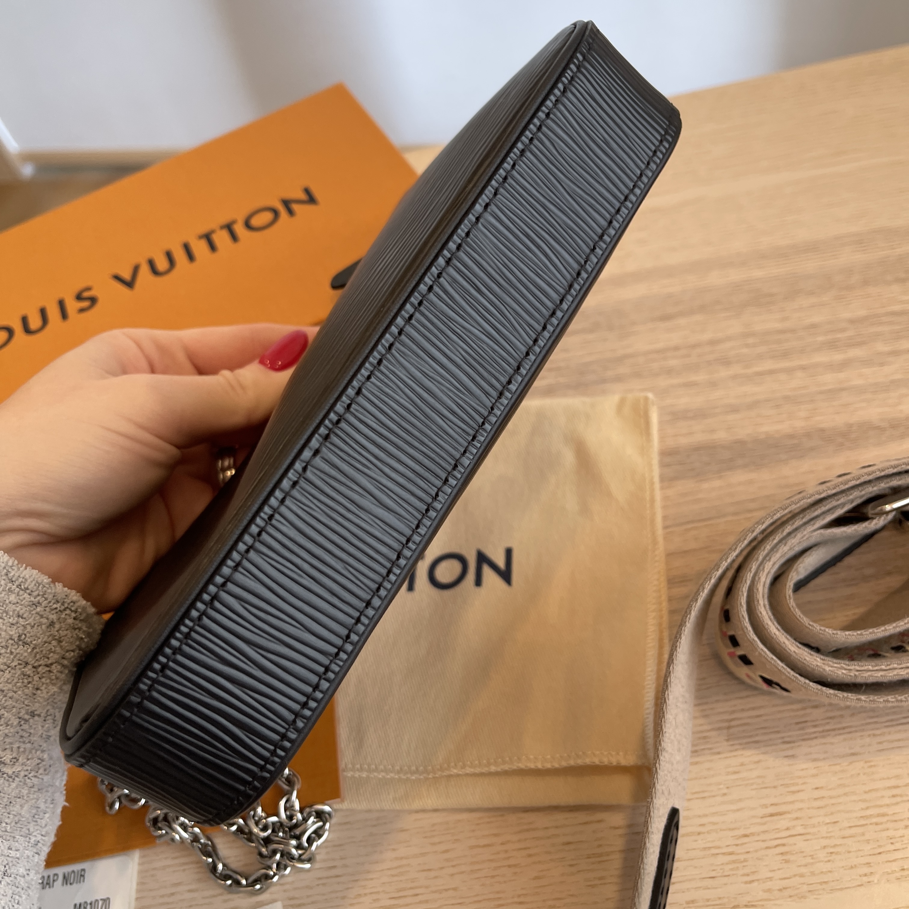 Louis Vuitton Easy Pouch on Strap Epi Leather Black 868391