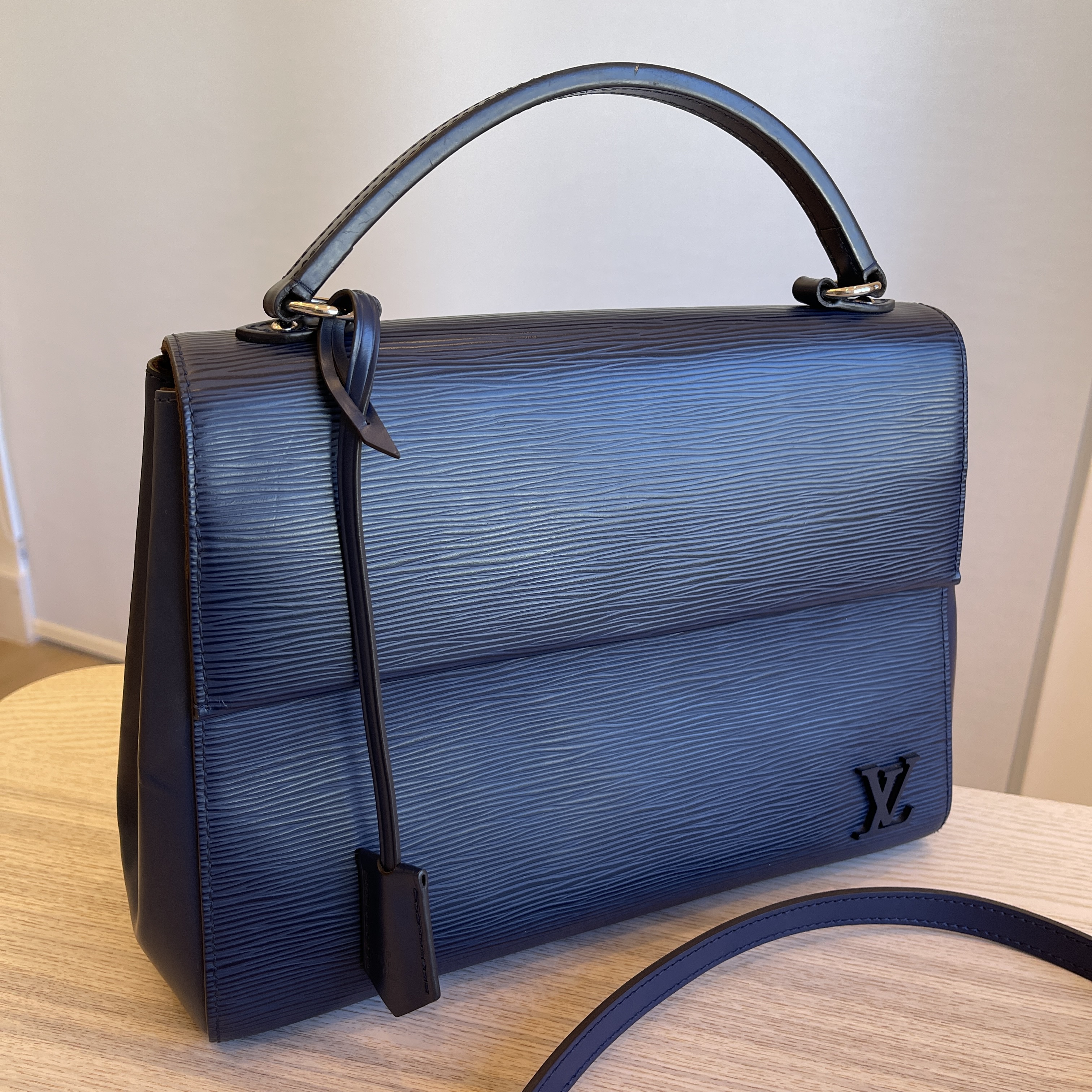 Authentic Louis Vuitton Cluny MM Epi shoulder bag A+EXCELLENT