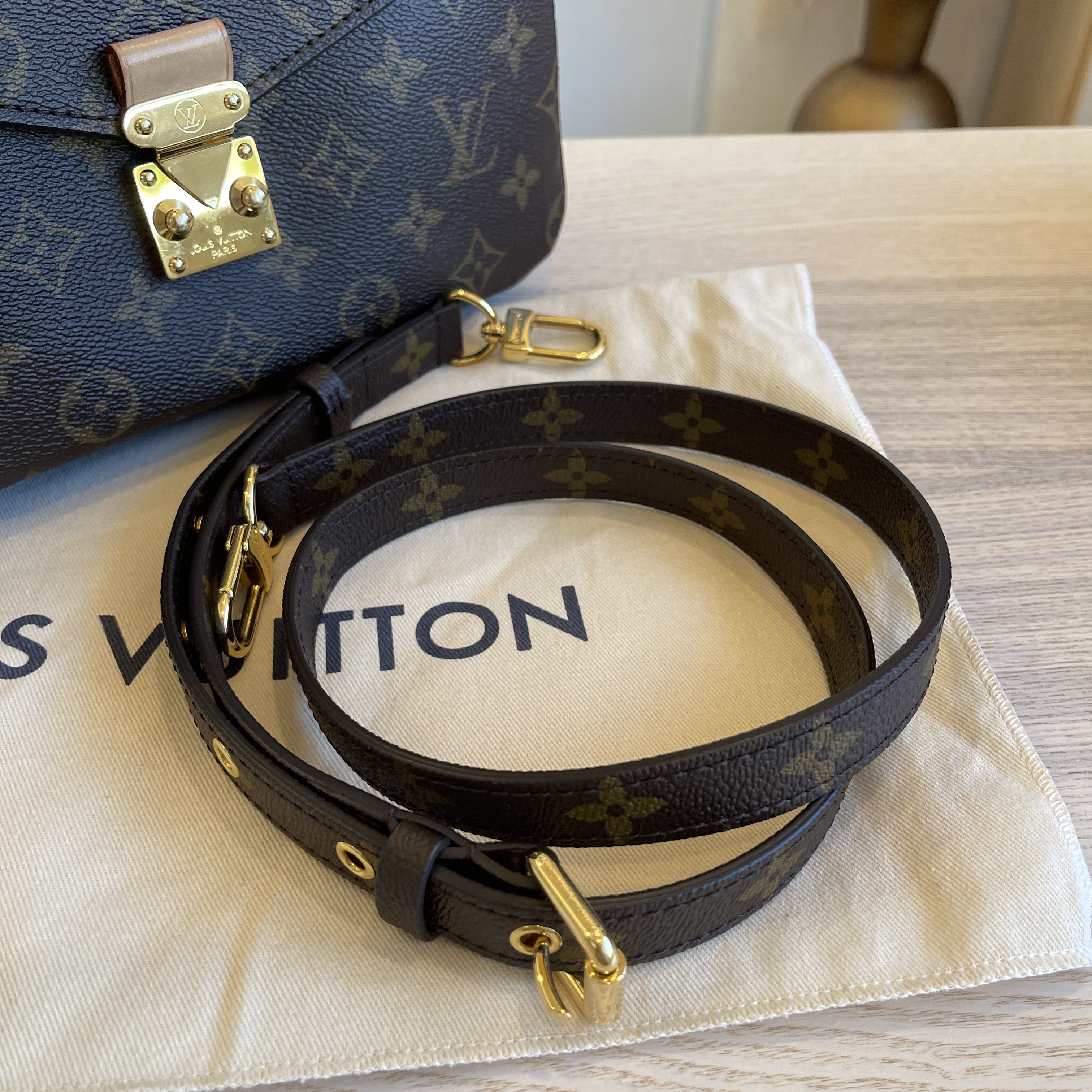 Louis Vuitton Pochette Metis Monogram Reverse - LVLENKA Luxury Consignment