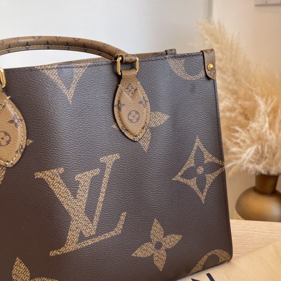 LOUIS VUITTON Reverse Monogram Giant Onthego MM 1241355