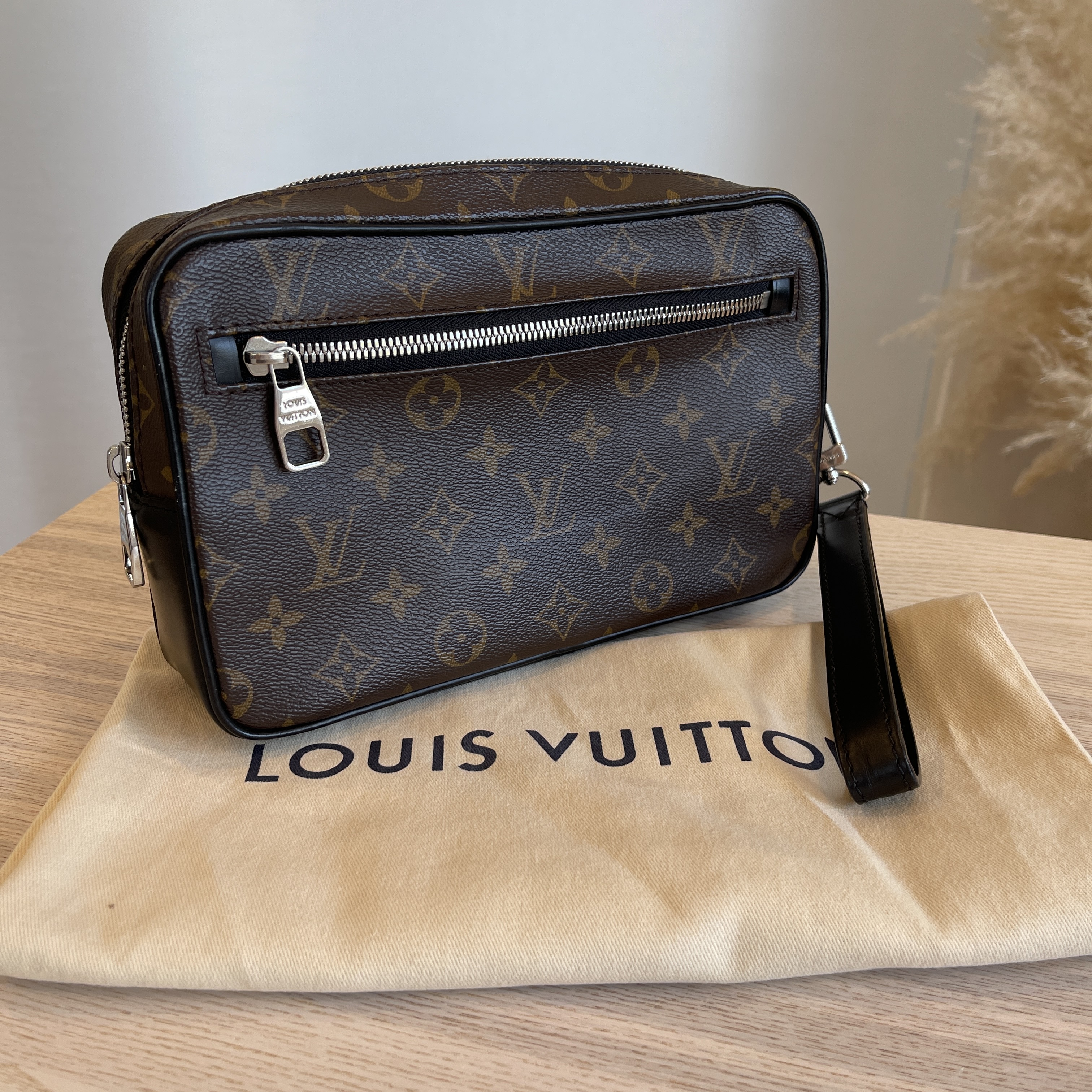 Louis Vuitton Pochette Kasai, Grey, One Size