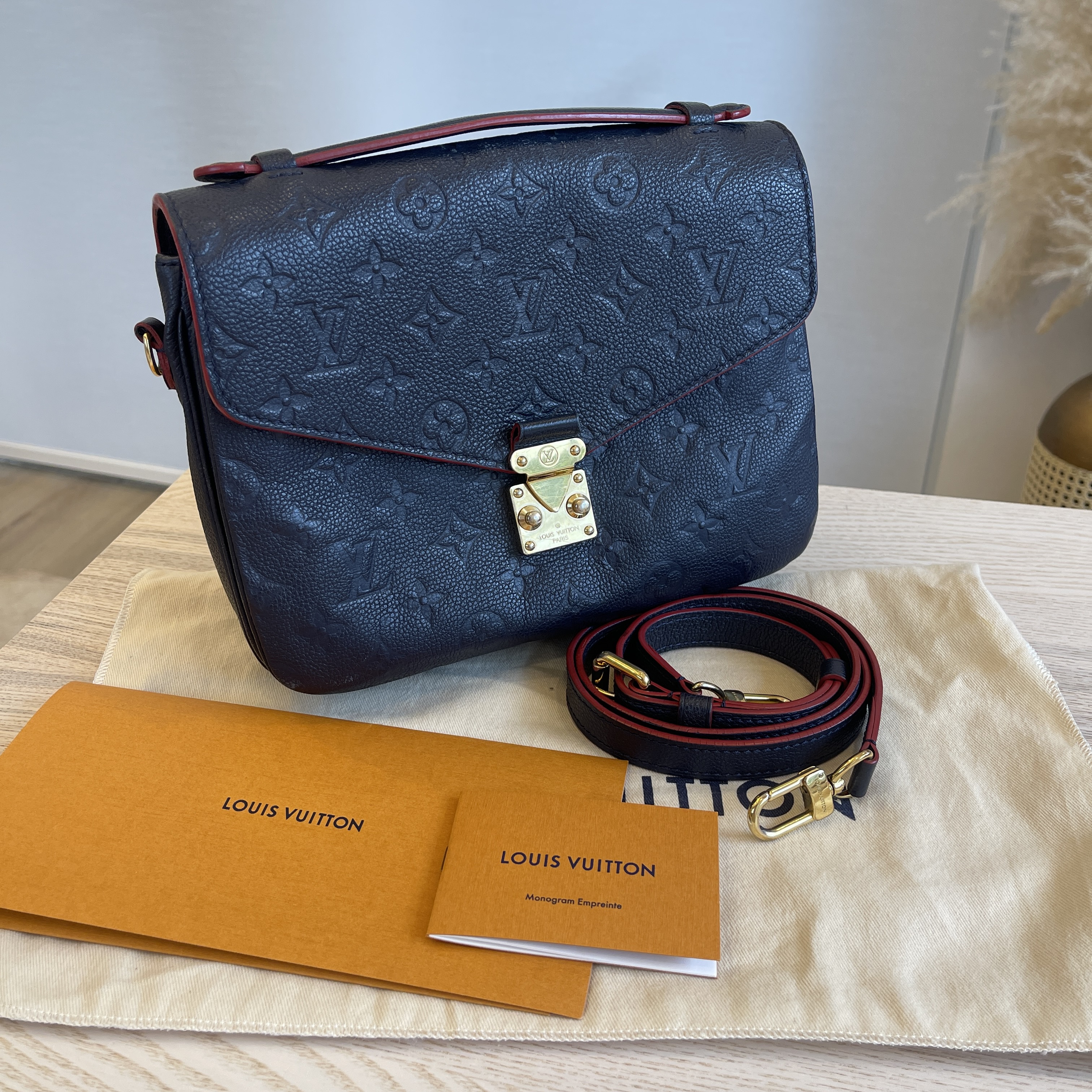 Pochette Metis in monogram with back leather zipper pull. I have