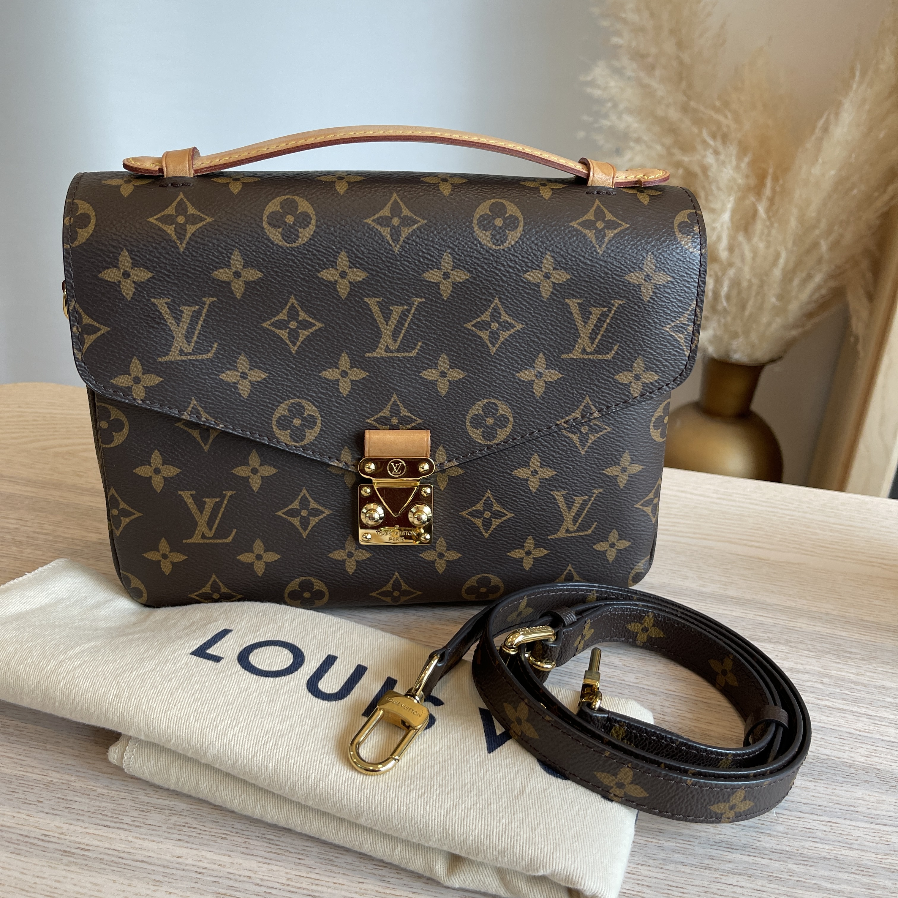 100% AUTHENTIC LOUIS VUITTON - Pochette Metis Monogram Canvas Handbag
