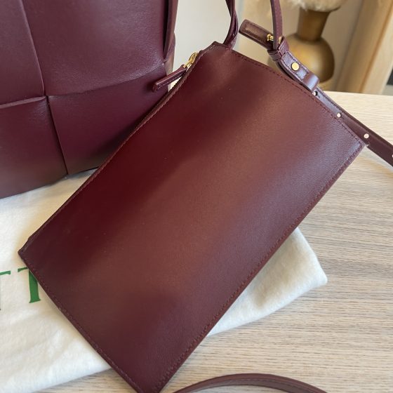 Bottega Veneta® Small Arco Tote Bag in Cruise. Shop online now.