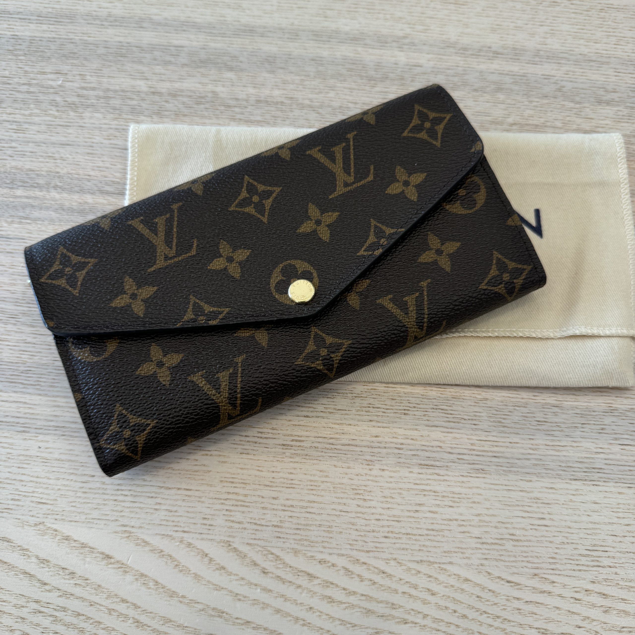 Louis fashion Vuitton monogram Sarah wallet Well Loved